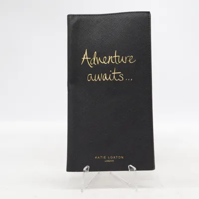 Passfodral (Adventure Awaits) från Katie Loxton