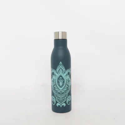 Vattenflaska (Gaiam, water bottle, reusable water bottle, drinking bottle, hydration bottle, yoga bottle, yoga water bottle, fitness bottle, gym bottle, sports bottle, workout bottle, wellness bottle, meditation bottle, reusable bottle, eco friendly bottle, sustainable bottle, travel bottle, everyday bottle, portable bottle, slim bottle, metal bottle, stainless steel bottle, steel bottle, insulated style, screw cap bottle, teal bottle, turquoise bottle, green bottle, mandala bottle, mandala design, mandala print, ornamental design, decorative bottle, patterned bottle, boho bottle, bohemian bottle, hippie bottle, yoga design, yoga aesthetic, spiritual design, spiritual aesthetic, meditation aesthetic, wellness aesthetic, holistic lifestyle, mindful lifestyle, mindfulness, self care, wellbeing, wellness, yoga, meditation, pilates, gym, fitness, workout, running, hiking, outdoor, camping, travel, office, school, university, everyday carry, hydration, healthy lifestyle, active lifestyle, yoga lifestyle, yogi, yogini, yoga lover, meditation lover, wellness lover, fitness lover, boho, bohemian, boho chic, hippie, hippie chic, ethnic inspired, Indian inspired, oriental inspired, paisley, henna inspired, mehndi inspired, lotus inspired, floral ornament, sacred geometry, geometric pattern, zen, zen aesthetic, spiritual, holistic, nature inspired, earthy, earthy aesthetic, free spirit, free spirited, festival style, festival accessory, yoga accessory, gym accessory, sports accessory, eco lifestyle, zero waste, reusable lifestyle, sustainable living, conscious living, plastic free lifestyle, eco conscious, environmentally friendly, stylish bottle, aesthetic bottle, cute bottle, unique bottle, statement bottle, trendy bottle, boho aesthetic, bohemian aesthetic, hippie aesthetic, yoga aesthetic, yoga girl, wellness girl, Pilates girl, clean lifestyle, healthy girl aesthetic, Pinterest aesthetic, Instagram aesthetic, Tumblr aesthetic, TikTok, TikTok trending, trending, viral, viral bottle, WaterTok, YogaTok, WellnessTok, FitTok, GymTok, TikTok wellness, TikTok fitness, Gen Z aesthetic, trendy wellness, yoga gift, wellness gift, fitness gift, spiritual gift, boho gift, eco gift, gift for yogi, gift idea, summer, summer essential, festival essential, gym essential, yoga essential, travel essential, hydration essential, daily essential, reusable drinkware, drinkware, lifestyle accessory, wellness accessory, boho lifestyle, yoga lifestyle, spiritual lifestyle, mindful living, positive vibes, good vibes, inner peace, balance, harmony, calm aesthetic) från Gaiam