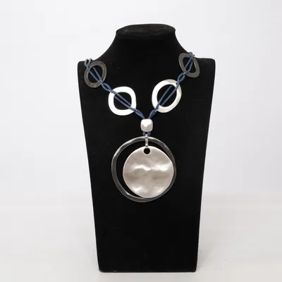 Halsband (Silverfärgad, Blå) Okänd metall