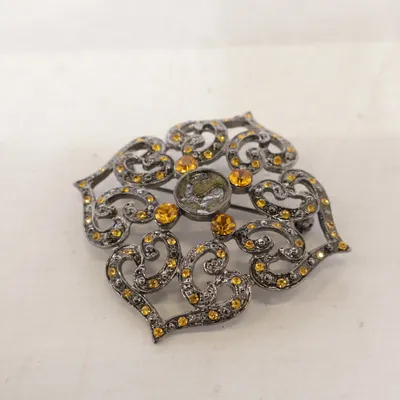 Brosch (Grå, Orange) Okänd metall