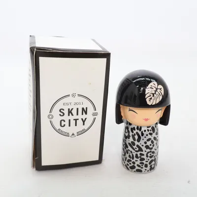 Kokeshi (Svart, Flerfärgad) från Skincity
