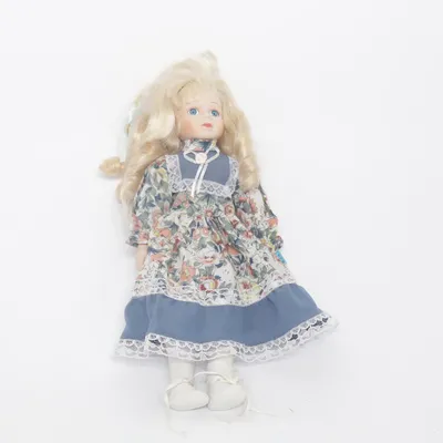 Porslinsdocka (porcelain doll, collectible doll, vintage doll, antique doll, decorative doll, figurine, home decor, interior decor, shabby chic, cottagecore, romantic aesthetic, vintage aesthetic, retro aesthetic, soft girl, coquette, dreamy, floral dress, lace, detailed, elegant, nostalgic, classic style, timeless, old fashioned, cute decor, aesthetic decor, shelf decor, display piece, collector item, unique, rare, handmade look, traditional, gift idea, dollcore, soft aesthetic, girly aesthetic, fairycore, angelcore, vintage vibes, y2k, y2k aesthetic, y2k vibes, tiktok, tiktok trend, trending, viral, aesthetic room, room decor, pinterest, pinterest aesthetic, dreamy room, cozy decor)