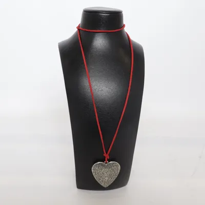 Halsband (Röd, Silverfärgad) Okänd metall