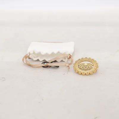 Brosch (Guldfärgad) från Purelei Okänd metall