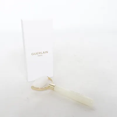 Face massage tool (White) from Guerlain