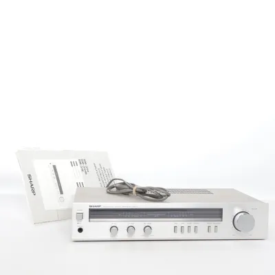 Sound system (SM-31Levererar cirka 2x30 watt i 4 ohm (eller runt 2x35 watt RMS) vilket drivs av en hybridkrets (STK-typ).Frontpanel: Minimalistisk silverfinish i borstad metall med en distinkt, mörk horisontell displayremsa över mitten.Kontroller: Utrustad med klassiska vridreglage för bas, diskant och balans, samt tryckknappar för ingångsval (Tape, Aux, Tuner, Phono) och Loudness-funktion.Anslutningar: Har ett solitt inbyggt RIAA-steg för Phono, vilket gör att den kan kopplas direkt till en vinylspelare) from Sharp