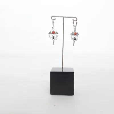 Boucles d'oreilles (Argent, Rouge, Noir) Métal inconnu
