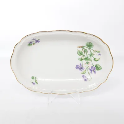 Serving platter (BLAD GULD NYTT SVENSKT KVALITETS PORSLIN VIOL SVAN) from Svaneholm 1530
