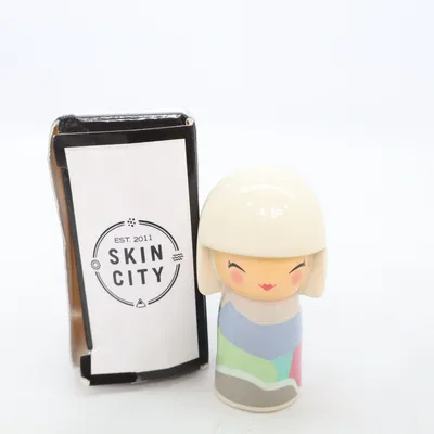 Kokeshi (Flerfärgad) från Skincity
