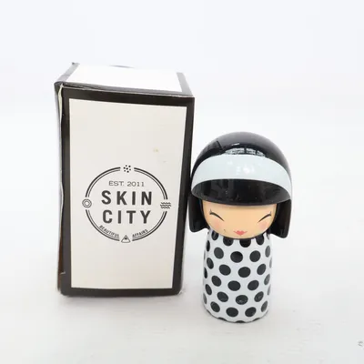 Kokeshi (Flerfärgad) från Skincity