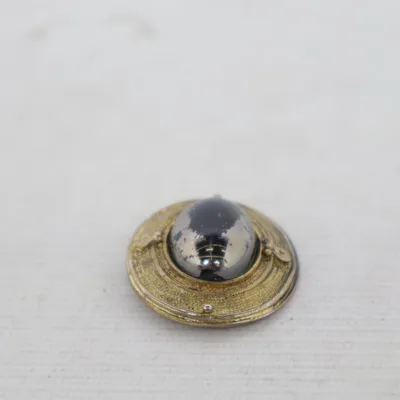 Broche (Noir, Or) Métal inconnu