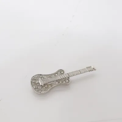 Brosch (Silverfärgad) Okänd metall