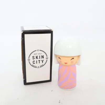 Kokeshi (Flerfärgad) från Skincity