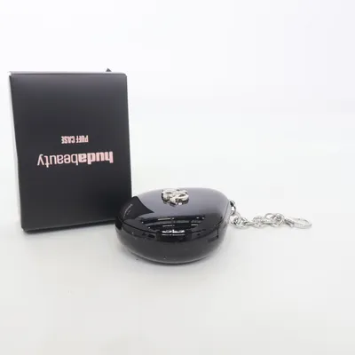 Schlüsselanhänger (Puff Case) von Huda Beauty