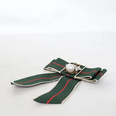 Brosch (Grön, Röd, Beige) Okänd metall