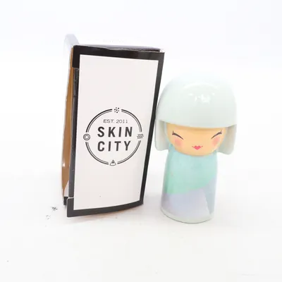 Kokeshi (Turkos, Flerfärgad) från Skincity