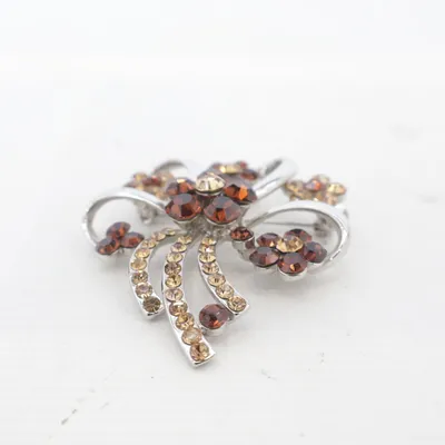 Brosch (Brun, Silverfärgad) Okänd metall