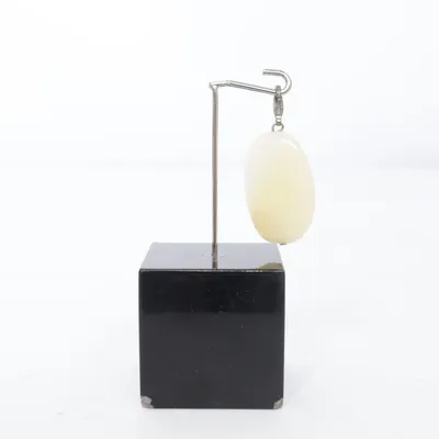 Hänge (Beige) Okänd metall