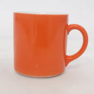 Mok (Bareuther • Waldsassen • Bavaria • Germany • porslinsmugg • orange mugg • kaffemugg • retro porslin • tyskt porslin • vintage • 70-tal • samlarporslin • retro kitchen • dopamine decor • 70s revival • tablescape) van Bareuther