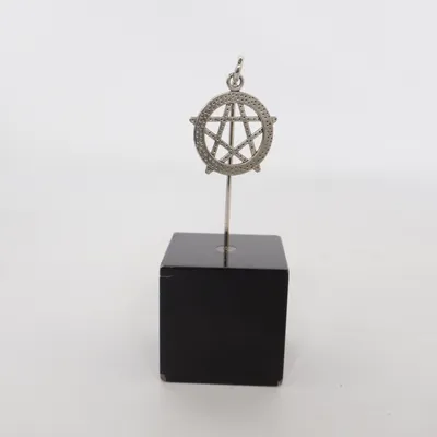 Hänge (Silverfärgad) Okänd metall