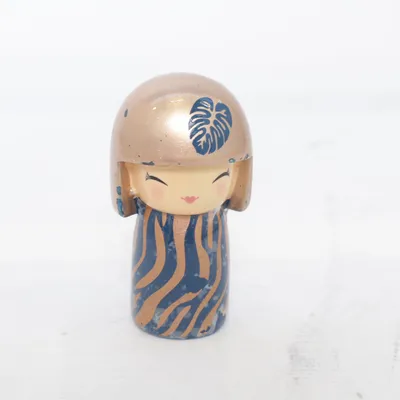 Kokeshi (Guldfärgad, Blå) från With Love Skincity