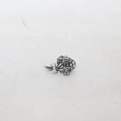 Brosch (Grå) Okänd metall