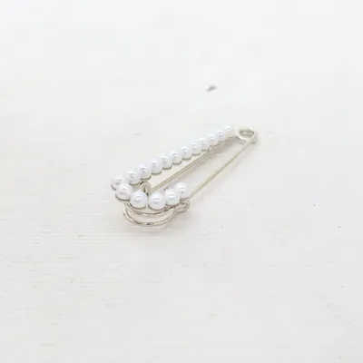 Brosch (Silverfärgad) Okänd metall