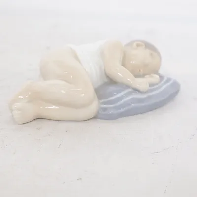 Figurin (4490) från Royal Copenhagen