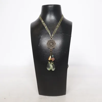 Hänge (Flerfärgad) Okänd metall