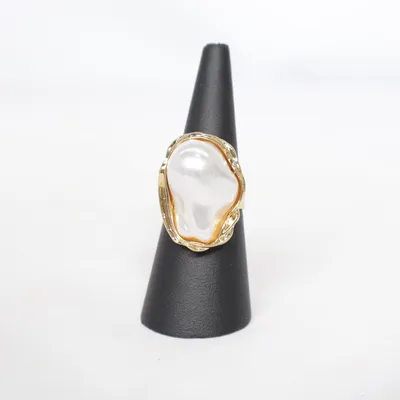 Ring (Guldfärgad, Vit) Okänd metall