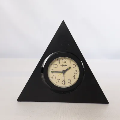 Horloge de table (vintage clock, table clock, desk clock, retro clock, triangle clock, geometric decor, black clock, quartz clock, vintage home decor, retro home decor, vintage interior, retro aesthetic, minimalist decor, unique decor, statement decor, desk accessory, office decor, bedside clock, shelf decor, collectible clock, old clock, nostalgic decor, timeless decor, classic design, modern vintage, retro vibes, 80s decor, 90s decor, y2k decor, mid century style, postmodern decor, geometric design, triangle decor, black decor, home styling, interior styling, cozy home, moody decor, goth decor, dark aesthetic, minimalist home, contemporary vintage, rare vintage, second hand vintage, thrifted decor, sustainable decor, flea market find, collectible decor, unique home accessory, home office decor, mantel clock, decorative clock, retro collectible, vintage aesthetic, scandinavian decor, nordic style, timeless home, classic decor, quirky decor, retro interior, conversation piece, display decor, preloved decor, vintage lover, retro style, old school decor, home inspiration, shelf styling, black aesthetic, artistic decor, design lover, geometric home decor, triangle aesthetic, stylish home, interior inspiration, unusual decor, rare find, retro chic, statement piece, decorative object, home collectible, nostalgic style, vintage charm, cool decor, apartment decor, compact clock, desk styling)