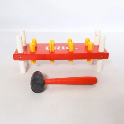 Aktivitetsleksak (Hammering Bench) från Brio