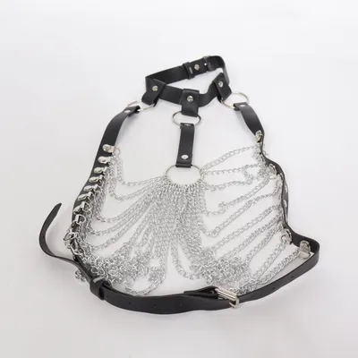 Kroppssmycke (body jewelry, body harness, chain harness, harness jewelry, body chain, chain body jewelry, statement accessory, fashion harness, gothic fashion, goth aesthetic, alternative fashion, edgy fashion, punk style, rock style, festival outfit, rave outfit, clubwear, night out outfit, y2k fashion, cyber y2k, grunge aesthetic, dark fashion, black aesthetic, silver chain, metal chain, chain accessory, adjustable harness, leather look, faux leather, fashion accessory, womens accessory, edgy accessory, gothic accessory, alternative style, statement piece, bold fashion, streetwear accessory, tiktok fashion, viral fashion, tumblr aesthetic, aesthetic fashion, concert outfit, festival fashion, rave fashion, cosplay accessory, fantasy fashion, witchy aesthetic, dark romance, gothic jewelry, boho goth, emo style, punk fashion, unique accessory, layered chains, sexy fashion, club fashion, party outfit, fashion statement, trendy accessory, festival wear, underground fashion, metal aesthetic, biker style, street style, avant garde fashion, alternative clothing, instagram fashion, edgy look, cool outfit, black fashion, silver jewelry, standout accessory, fashion trend, modern goth, cyberpunk aesthetic, e girl aesthetic, dark aesthetic, fashion details, alternative vibes, unique fashion, costume accessory, aesthetic outfit, gothic vibes, punk aesthetic, body accessory, women fashion, adjustable straps, statement fashion, dramatic style, fantasy accessory) Okänd metall