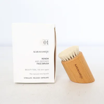 Outil de nettoyage (Renew Age-Defence Face Brush) de Karmameju