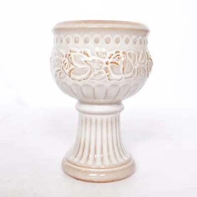 Kruka (Vintage ceramic flower pot with floral relief. Cream colour, pedestal base, romantic style.) från Vintage