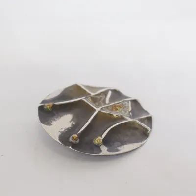 Brosch (Silverfärgad, Guldfärgad) Okänd metall