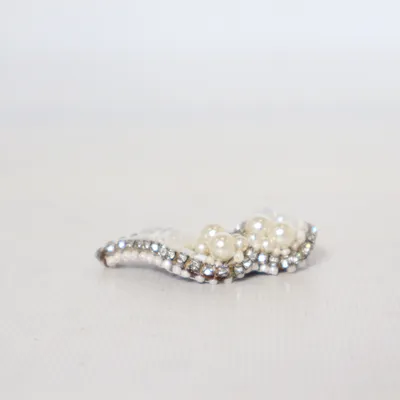 Broche (Blanc, Argent) Métal inconnu