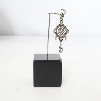 Hänge (Silverfärgad) Okänd metall