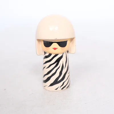 Figurin (Beige, Svart, Vit) från Skincity