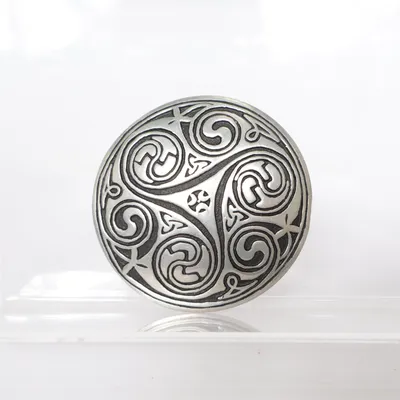 Brosch (Silverfärgad) från St Justin Okänd metall