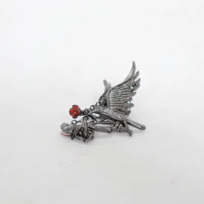 Brosch (Grå, Röd) Okänd metall