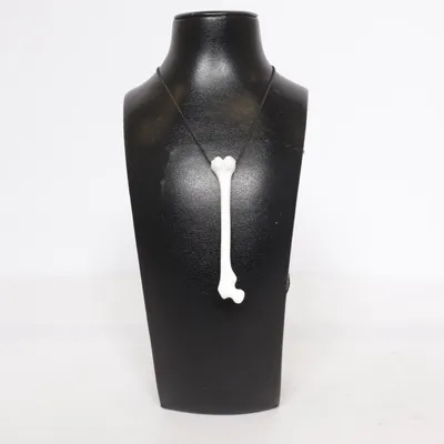 Halsband (Vit, Svart) från Alex Garnett Okänd metall