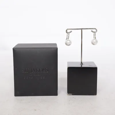 Örhängen (Vit, Svart) från Sif Jakobs Okänd metall