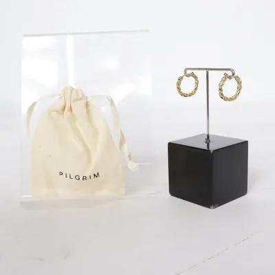 Örhängen (Guldfärgad) från Pilgrim Okänd metall