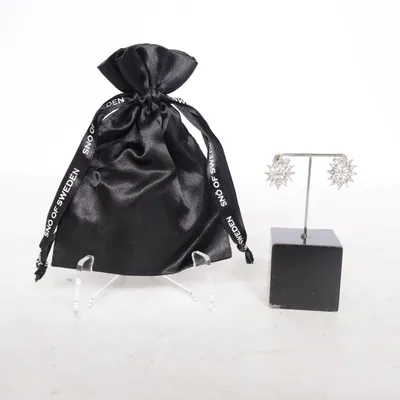 Örhängen (Silverfärgad) från Snö of Sweden Okänd metall