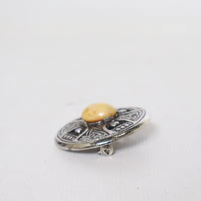 Brooch (Silver, Beige) Unknown metal