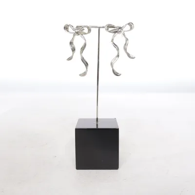 Örhängen (Silverfärgad) Okänd metall