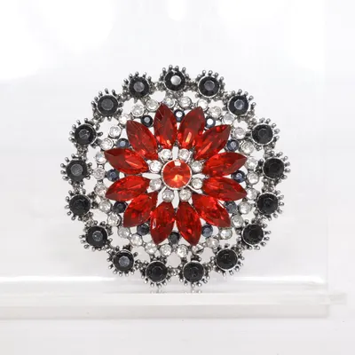 Brosch (Silverfärgad, Svart, Röd) Okänd metall