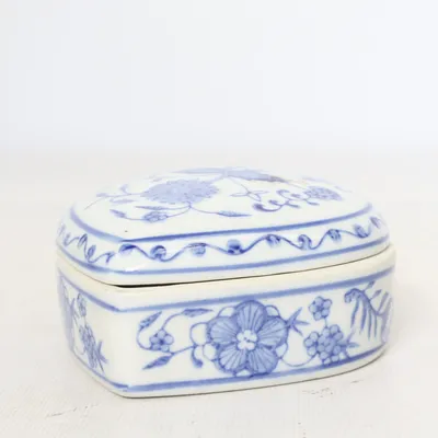 Box (White, Blue)