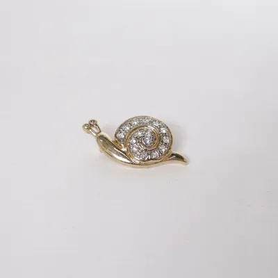 Brosch (Guldfärgad) Okänd metall